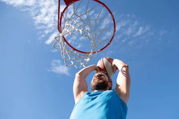 Amerikansk basketspelare gör poäng en smäll dunk. — Stockfoto