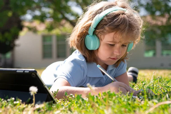 Friska skolbarn. Utbildning för barn på nätet. Tillbaka till skolan. — Stockfoto