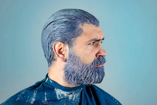 Retrato de coloração de cabelo homem. Um hipster barbudo. Processo de um homem com sua cor de cabelo no salão de cabeleireiro. — Fotografia de Stock