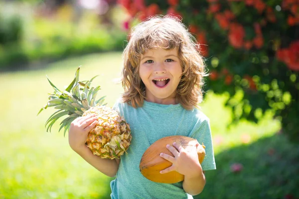 Barn med ananas och kokos. Barnens sommarvitamin. Tropiska frukter. — Stockfoto