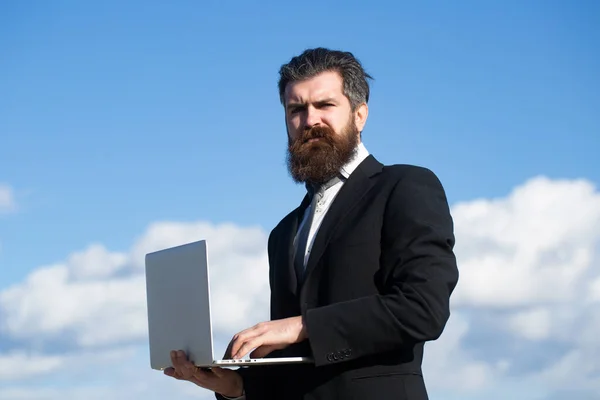 Üzleti ember laptoppal, ég szabadban. — Stock Fotó