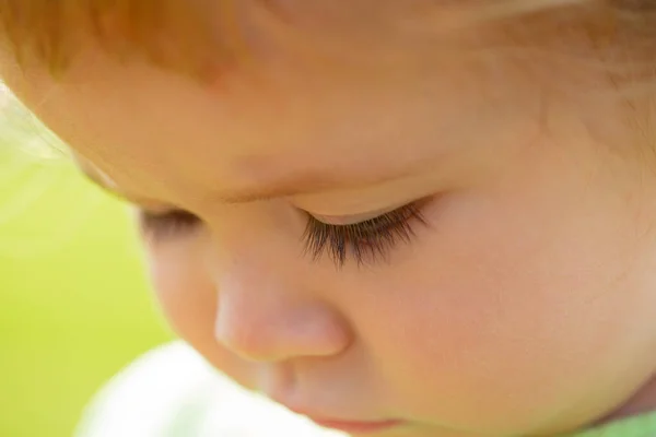 Retrato de un bebé lindo. Cara de niños caucásicos de cerca. Primer plano de chico gracioso. — Foto de Stock