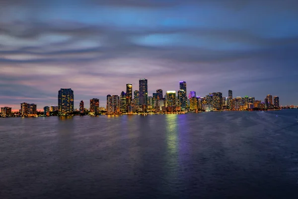 Nocna panorama Miami. Miejski krajobraz Miami nocą. — Zdjęcie stockowe
