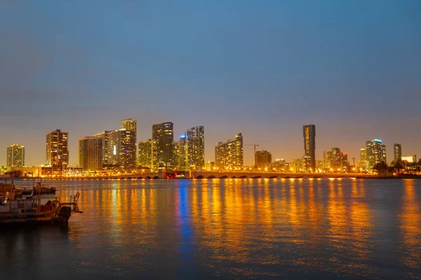 Stadtsilhouette von Miami, Florida an der Biscayne Bay. Panorama in der Abenddämmerung mit urbanen Wolkenkratzern und Brücke über das Meer mit Spiegelung. — Stockfoto