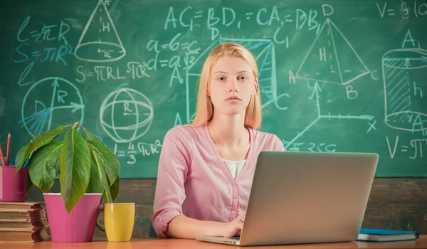 Profesor en el aula en la computadora portátil uso de la escuela. Retrato de estudiante o profesora. — Foto de Stock