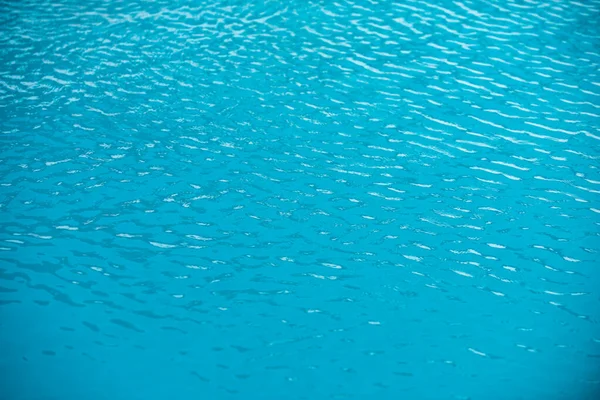 Acqua strappata in piscina. Superficie della piscina blu, sfondo dell'acqua. — Foto Stock