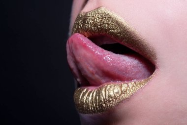 Dudaklar. Kozmetik ürünleri reklam yapıyor. Güzel dişi mükemmel kırmızı dudaklar..