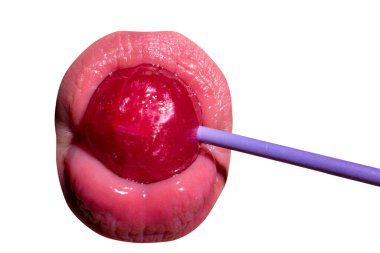 Parmak izi için şekerli seksi kırmızı dudaklar. Sanat tasarımında ağzında kırmızı, tatlı bir lolipop. Parlak kadın dudakları lolipop yalıyor. Şehvetli seksi ağız ve şeker kavramı. Güzel kadın dudakları..