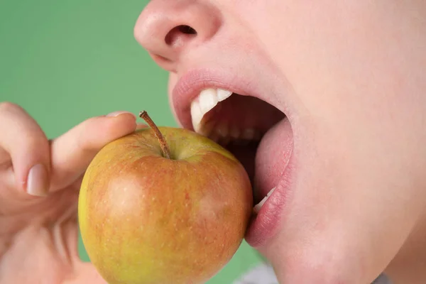 Concepto dental. Dientes blancos sanos se cierran con una manzana. — Foto de Stock