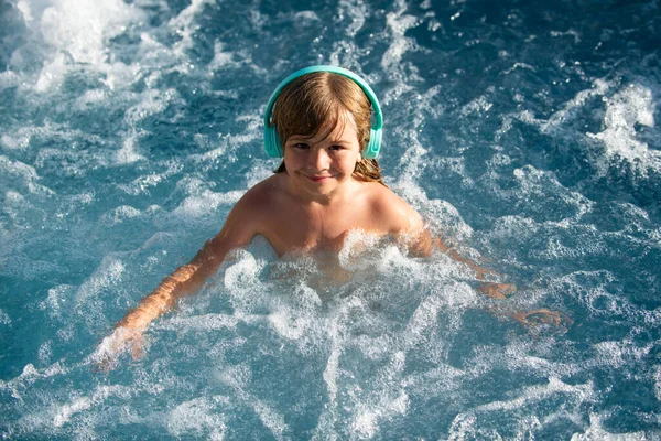 Divertido niño disfrutando del verano en la piscina. —  Fotos de Stock