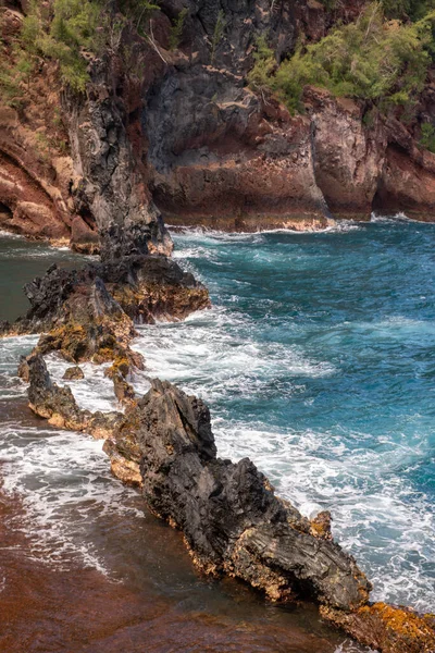 Costa de mar con acantilados rocosos. Agua azul y piedras grandes en la orilla del mar. Rocas en la costa, fondo de verano. — Foto de Stock