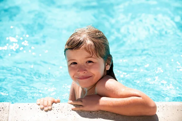 Child relax in summer swimming pool. Little boy playing in outdoor swimming pool in water on summer vacation. Child learning to swim in outdoor pool. — Stock Photo, Image