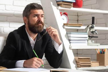 Sınıfta yakışıklı bir öğretmen. Özel öğretmen, profesör, danışman. Okuma, öğrenme, eğitim konsepti.