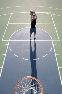 Basketbolcu, en iyi manzara. Basketbol oynayan bir adam basketbol oynayan bir adam..