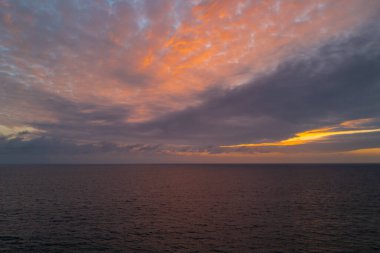 Denizde gün batımı. Sahilde gün doğumu. Renkli okyanus, doğa arkaplanı kopya alanı.