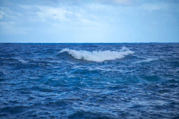Sommar hav bakgrund. Vattenytans struktur. Skinnande blå vatten krusning mönster. — Stockfoto