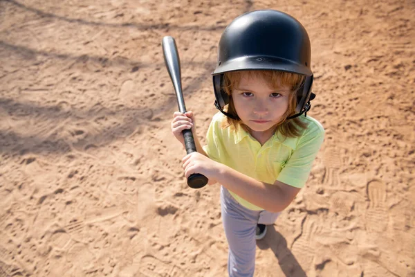 Een jongen met een honkbalknuppel. Pitcher kind op het punt om jeugdhonkbal te gooien. — Stockfoto