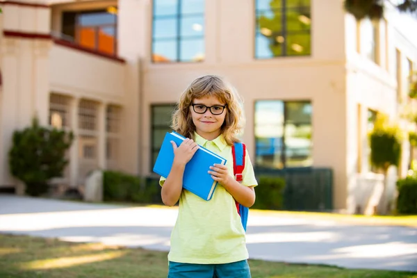 Écolier excité avec livre à l'école. — Photo