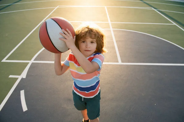 Jogador de Basket Ball Kids. Hobby, estilo de vida ativo, atividade esportiva para crianças. — Fotografia de Stock