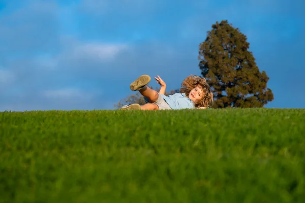 Lustiger kleiner Junge, der Spaß im Park hat. Kinder genießen die Natur, Kindheitskonzept. Kinder spielen in der Natur. — Stockfoto