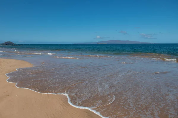 Calm sea beach background. Summer tropical beach with sand. Ocean water. Natural seascape. — Stock Photo, Image