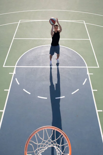 Basketbalspeler, bovenaanzicht. Man basketbal spelen, boven hoepel van de man schieten basketbal. — Stockfoto