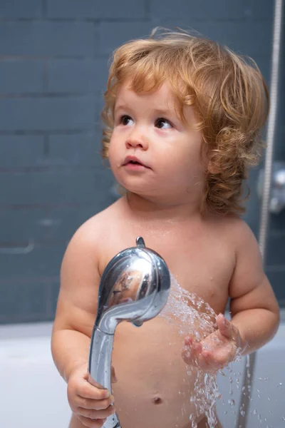 Koupající se dítě. Šťastné dítě s mýdlovou pěnou na hlavě. — Stock fotografie