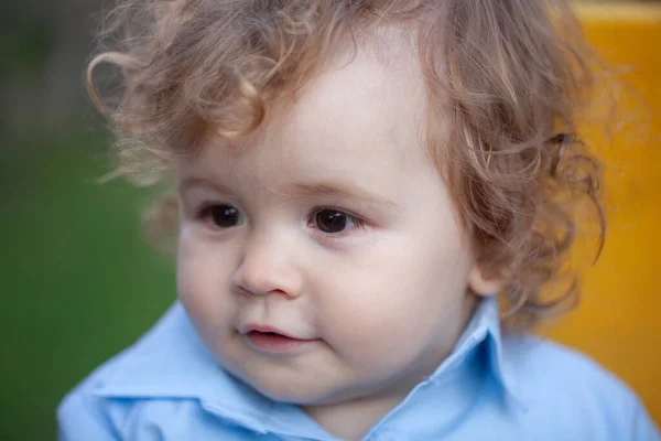 Close-up portret van een kleine blonde jongen. Grappige kinderen gezicht. — Stockfoto