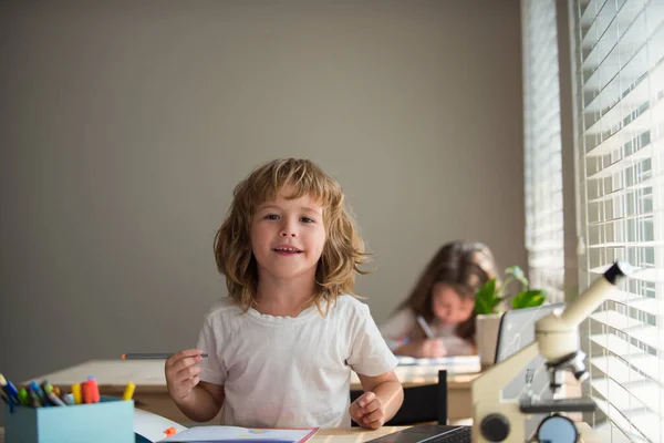 Portrait d'un enfant garçon dessiné dans un copybook. Premier jour à l'école. Petit enfant mignon étudiant. — Photo