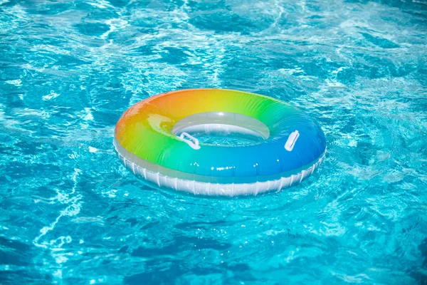 Anillo de flotador, flotando en una piscina. — Foto de Stock