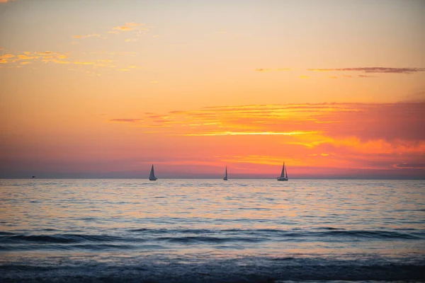 Puesta de sol en el mar. Salida del sol en la playa. Colorido océano playa amanecer. — Foto de Stock