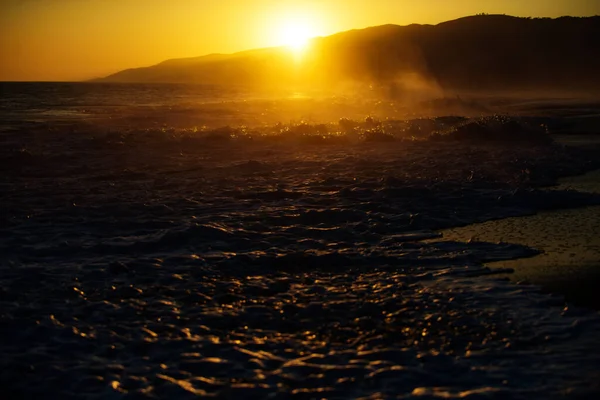 Meereswellen. Sonnenaufgang am Strand, Urlaubsreise Hintergrund. — Stockfoto