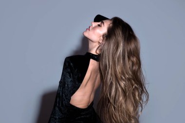 Kadın yüzü. Şehvetli genç kadın modelinin portresi..