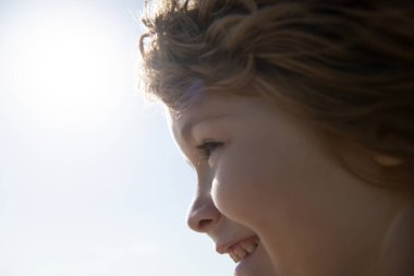 Çocuk portresi, makro, mutlu çocuğun kafasını yakın plan. Gülümseyen çocuklar..