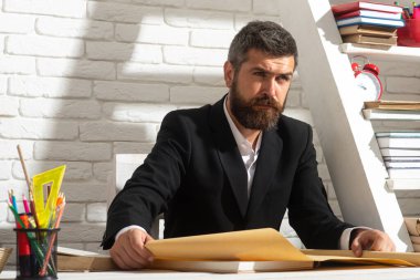 Okulda ciddi bir öğretmenin portresi. Özel öğretmen, profesör, danışman. Okuma, öğrenme, eğitim konsepti.