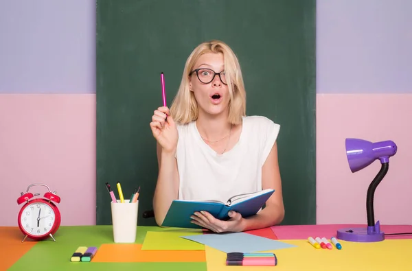 Ritratto di giovane insegnante o studentessa caucasica. Insegnante allegro a lezione. Insegnamento, idea seria. Studentessa che prende appunti da un libro in biblioteca. — Foto Stock