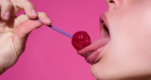 Mujer lamiendo piruleta, pancarta de arte, labios rojos con piruleta. Sexy boca y lengua roja femenina con pop lolli. Impresión artística para diseño aislado en rosa. — Foto de Stock