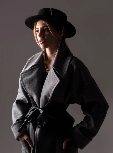 黒丸の帽子をかぶったファッション女性。流行の衣装を身に着けている魅力官能的な若いスタイリッシュな女性のファッション肖像画. — ストック写真
