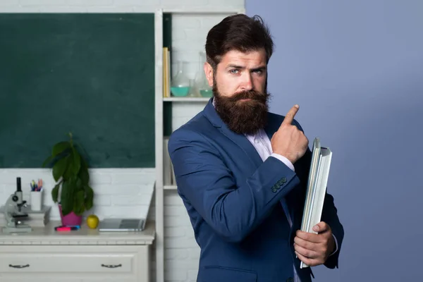 Retrato de maestro varón con libro sobre fondo de color. Copiar espacio para texto. — Foto de Stock