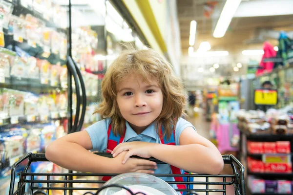Criança com carrinho de compras em uma mercearia. — Fotografia de Stock