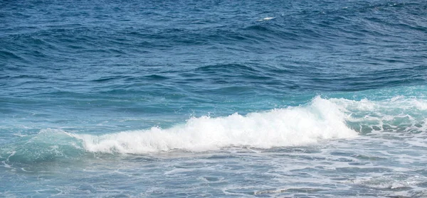 Ruhige Oberflächenstruktur des Meerwassers mit Spritzern und Wellen. Abstrakter Hintergrund der Natur. Hintergrund der Wasseroberfläche im Ozean. — Stockfoto