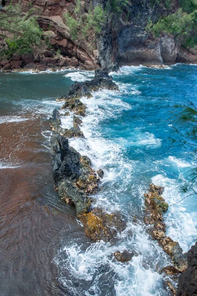 夏威夷的沙滩，毛伊岛海浪和岩石，夏季海滩背景. — 图库照片