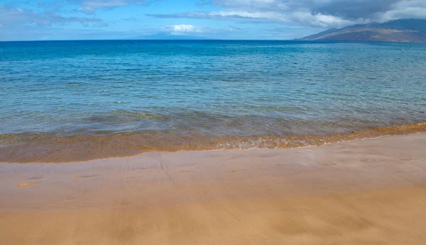 Tranquillo sfondo spiaggia mare. Spiaggia tropicale estiva con sabbia. Acqua dell'oceano. Fratto marino naturale. — Foto Stock