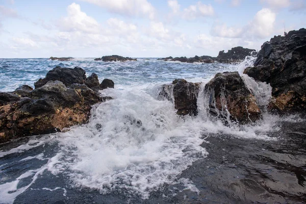 Mar com as pedras e areia de uma praia. ondas do mar linha de chicote impacto rocha. — Fotografia de Stock