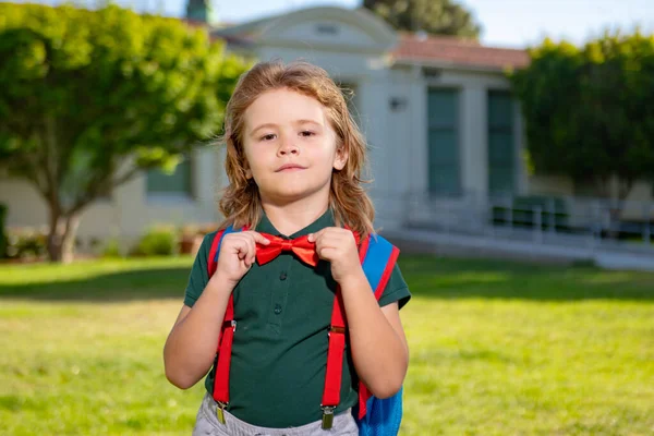 Retrato de alumno con mochila cerca de la escuela al aire libre. —  Fotos de Stock