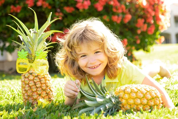 Petit garçon à l'ananas. Enfant avec des fruits d'été. — Photo