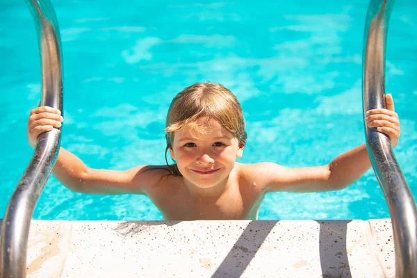 Atividades de verão para criança feliz na piscina. Menino na piscina de verão. — Fotografia de Stock