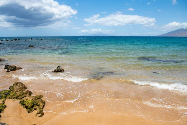 Пляж із золотим піском, бірюзовою океанічною водою. Панорамний вид на море. Природний фон для літніх канікул . — стокове фото