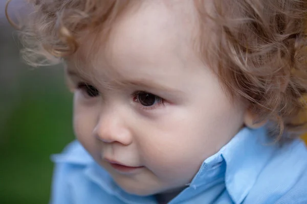 Grappig babygezichtje van dichtbij. Kinderen hoofd macro portret. — Stockfoto