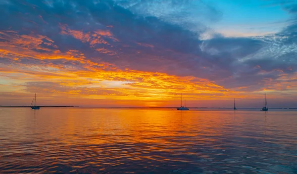 Tramonto in mare con bellissime nuvole. Oceano Sunrise paesaggio marino. — Foto Stock